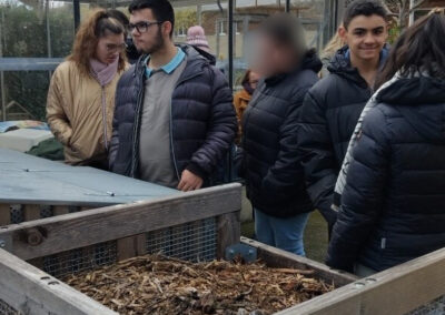 Jeunes devant un composteur